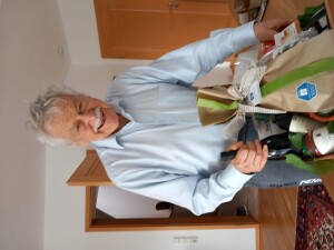 Vlastimil Hort mit Geschenkkorb