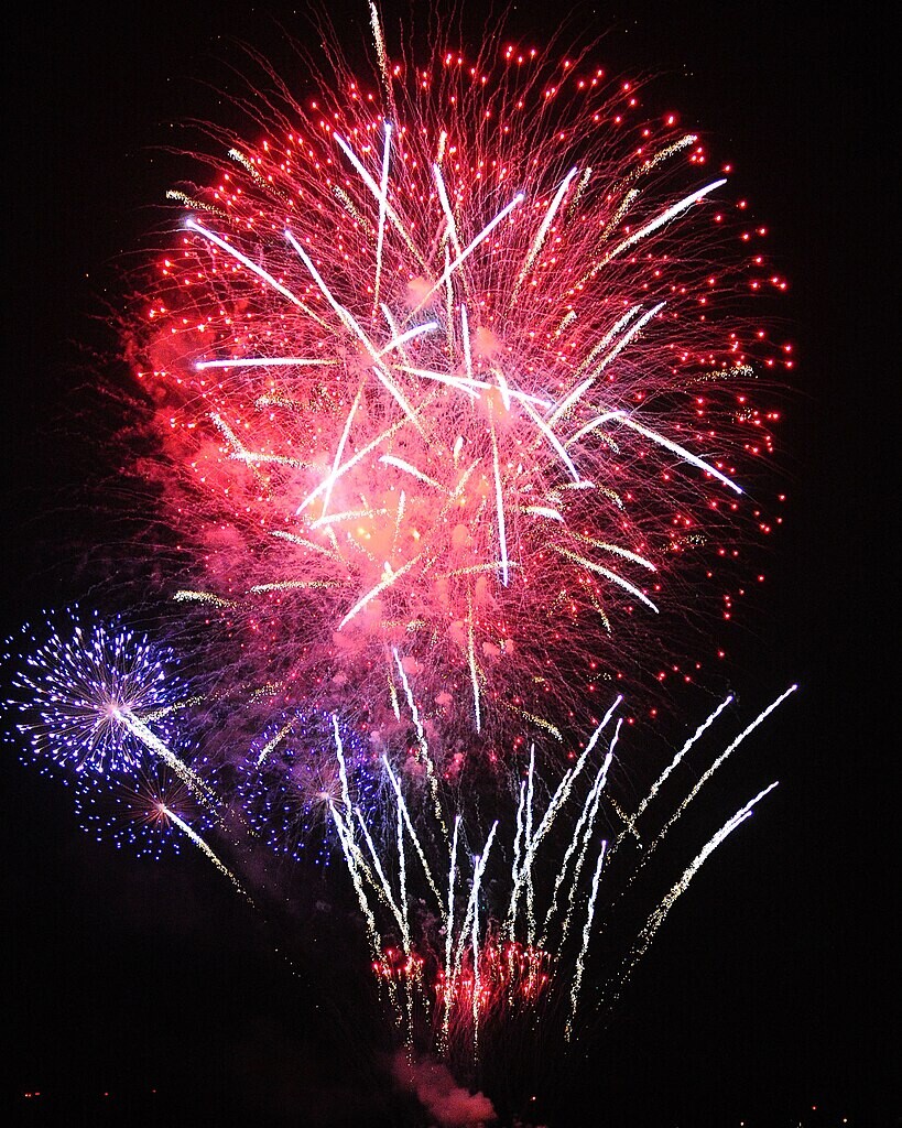 Fireworks_burst_over_Yokota_Air_Base_July_4