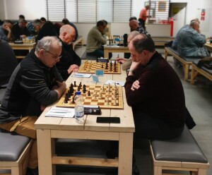 Auch in Runde 4 ist wieder höchste Konzentration angesagt. Vorne Brett 19 mit der Paarung Thorsten Meinike (rechts mit Weiß) gegen Jürgen Cziczkus und einem klassischen Damengambit, dahinter unser Vorsitzender Uwe Rippke (links) gegen den leider verdeckten Harald Meyer (Foto: Christian Ruhmann)